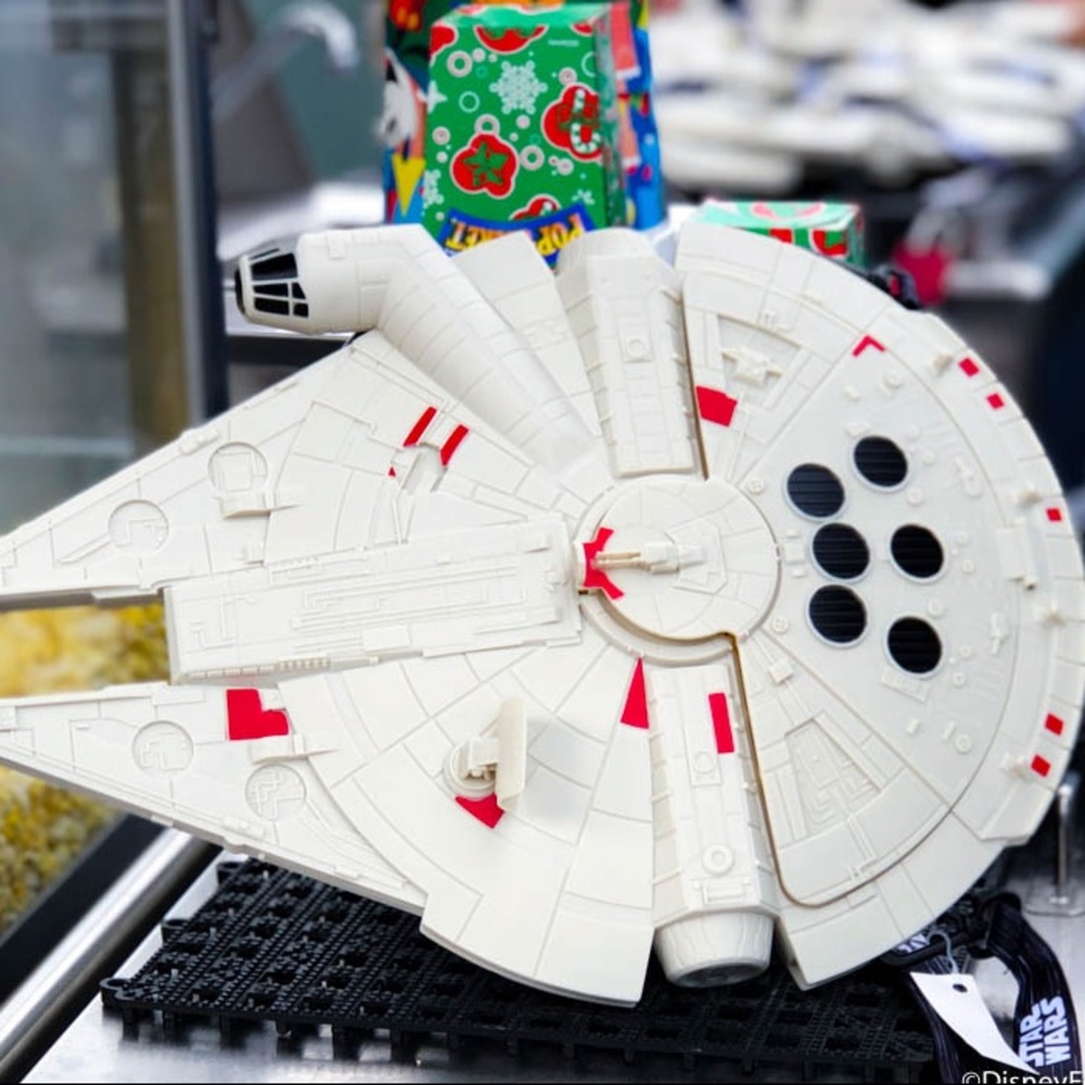 Millennium Falcon popcorn bucket - Picture 6 of 13